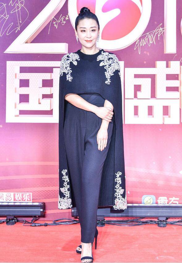 西装裤|苗圃真会穿衣服,披肩配西装裤女人味十足,高级又精致