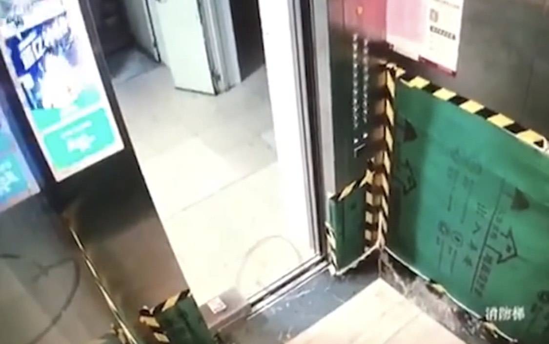 深圳外卖小哥为图方便,用物品挡住电梯门,感应失败导致门被卡坏