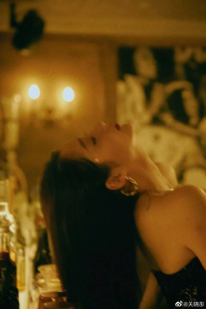 玫瑰|23岁关晓彤穿抹胸裙配黑丝！手拿玫瑰秀长腿性感迷人