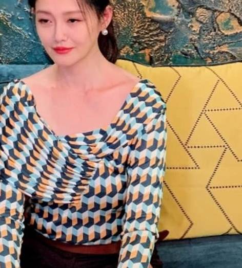 锁骨|大S生二胎后状态太好,穿露肩衣秀锁骨,生图像24岁惹人夸