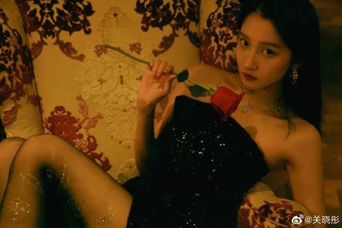 玫瑰|23岁关晓彤穿抹胸裙配黑丝！手拿玫瑰秀长腿性感迷人