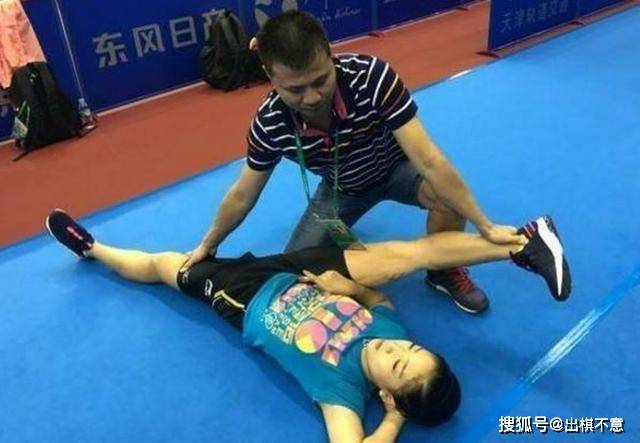 刘诗雯与队医训练照引热议.一字马姿势不雅?想多了吧
