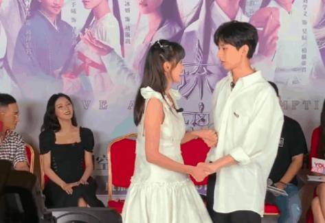 袁冰妍主动献吻引争议、成毅刻意避嫌被骂惨，