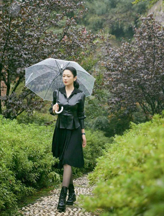 皮衣|51岁陈红穿皮衣撑伞凹造型，皮肤松弛眼神疲惫，大美人气质不再