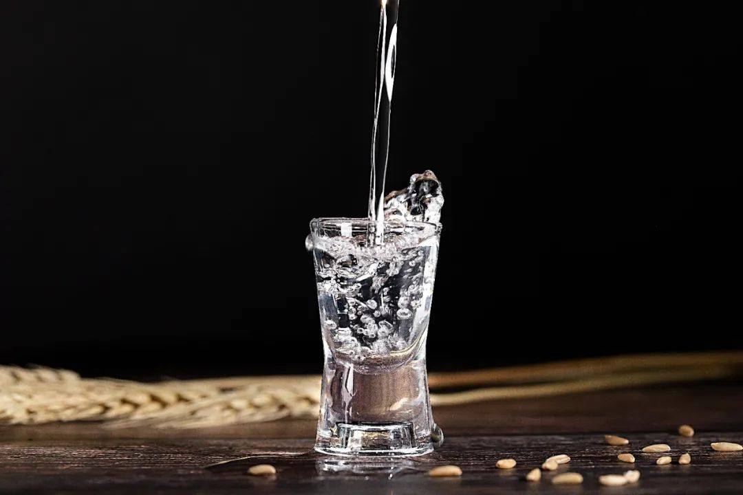 同比减少|净利润下挫近四成，高中低档白酒销量均下滑!老白干酒发力高端成效未显