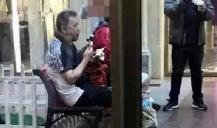 什么|原创昔日的“央视一哥”，独坐街头吃雪糕刷屏，遭嘲：无儿无女无贡献