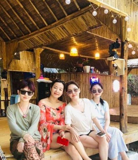 草莓|大S带火了草莓包，小S带火了黄色连衣裙，少女心满满，很有活力