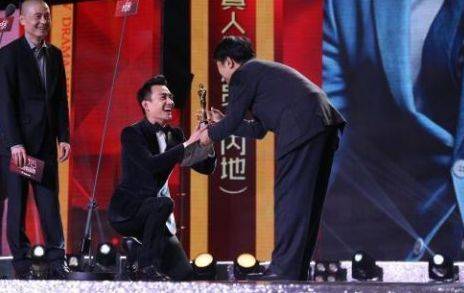 他捧红了王凯靳东 自己却一直跑龙套 王凯曾当众下跪感谢!