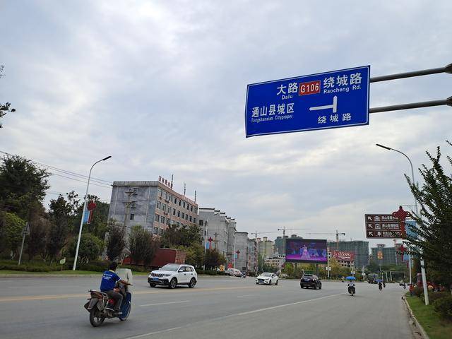 湖北咸宁通山县街道上的怀旧建筑其历史可追溯至清代