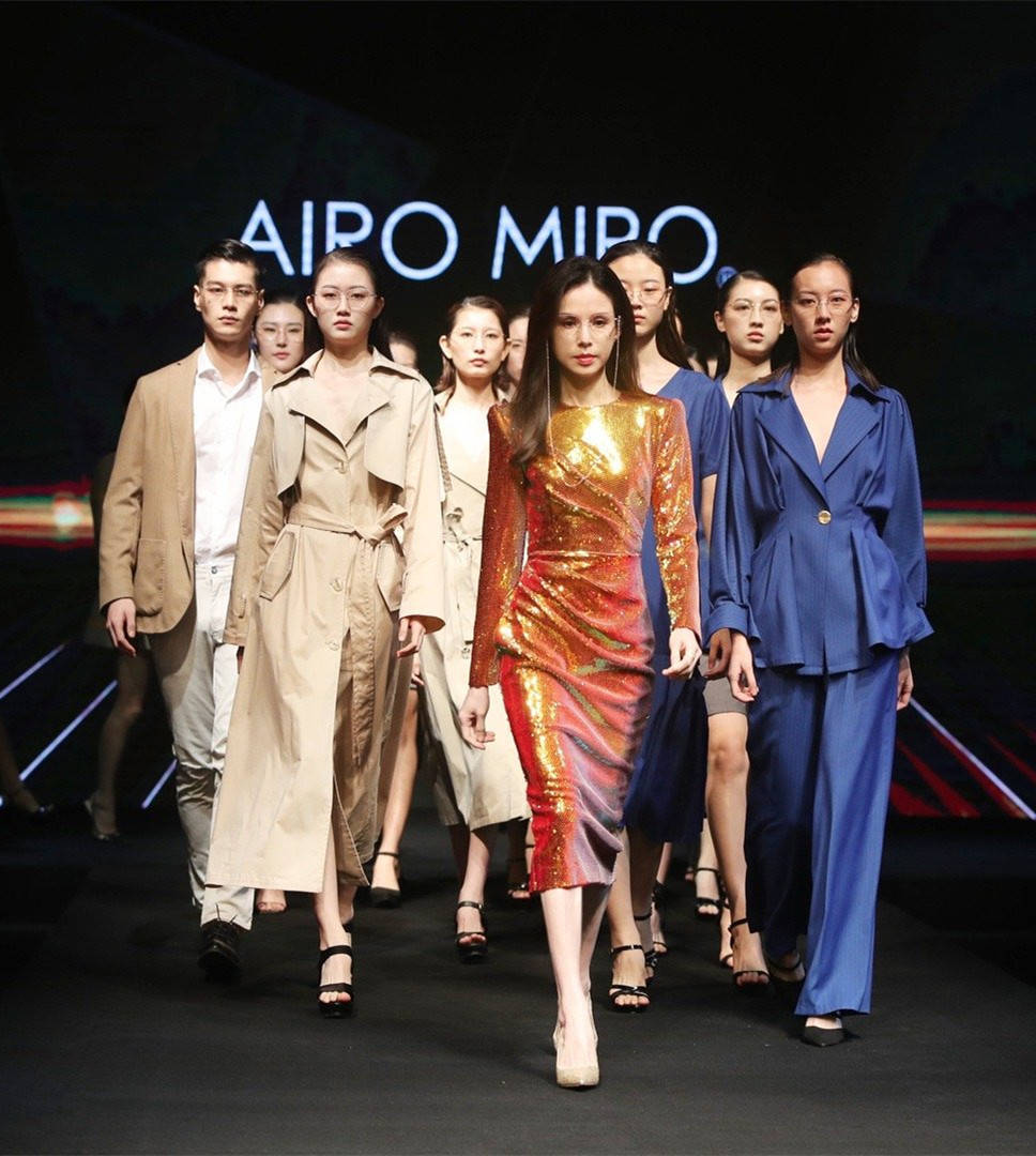 沈梦辰|隔空撞衫不输王霏霏,比沈梦辰更瘦更单薄!54岁李若彤太励志了