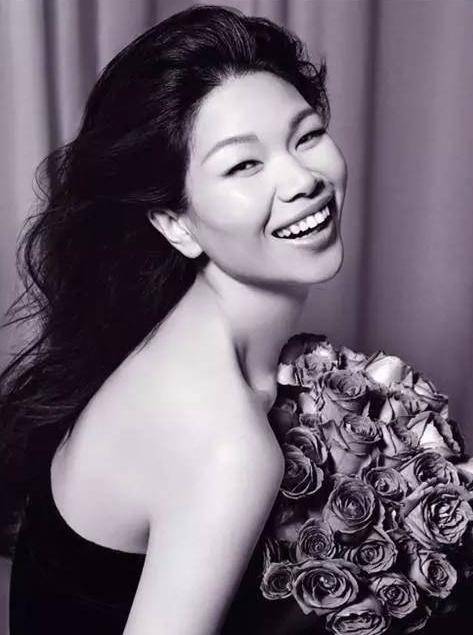 法国|外媒眼里的“中国最美的女人”，嫁法国老公被宠8年，今过成这样