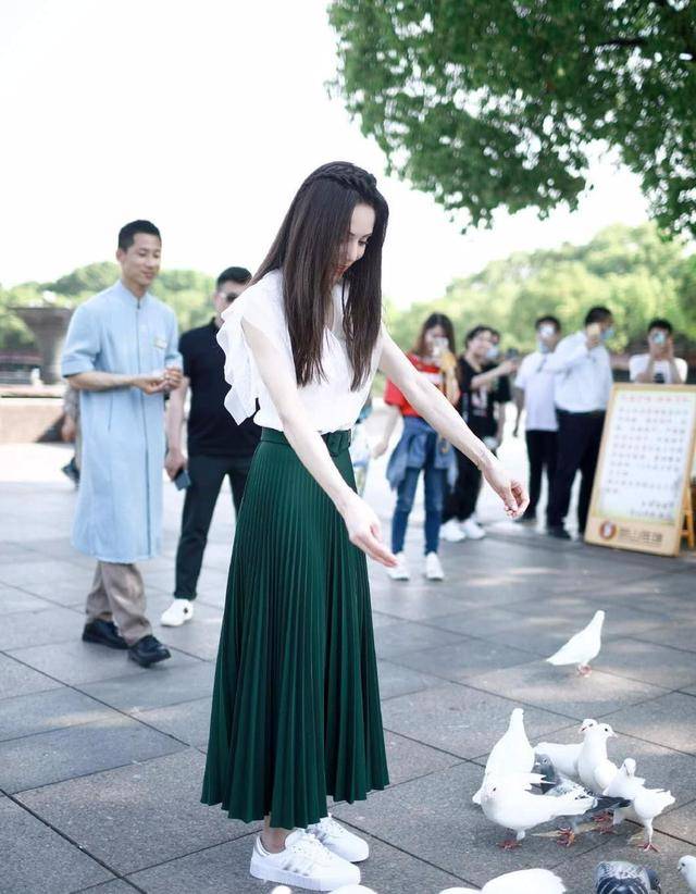 亮片|李若彤晒腹肌时的身材都没有她穿上这条亮片裙时带给我的震撼大!