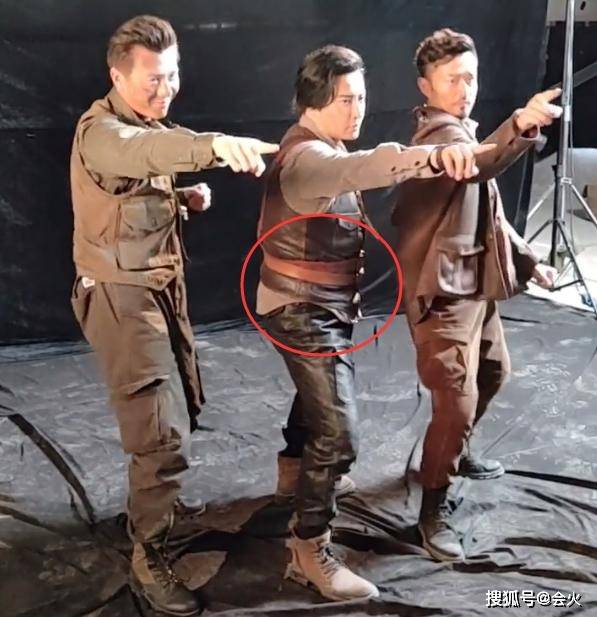 小虎队里的他发福了?面部浮肿大肚滚圆 为卖货亲自画眉手法很娴熟