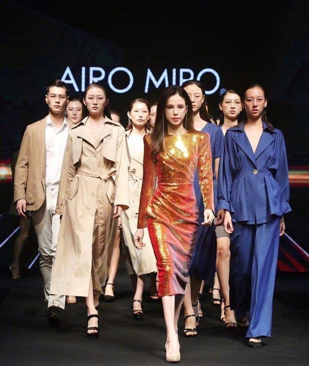 亮片|李若彤晒腹肌时的身材都没有她穿上这条亮片裙时带给我的震撼大!