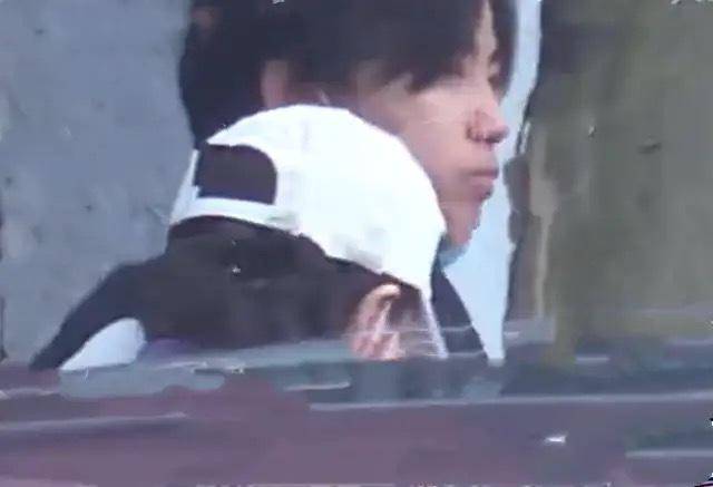 女儿|原创万茜老公曝光，从摄影师变妻子的背后支撑，一起接女儿放学甜到齁