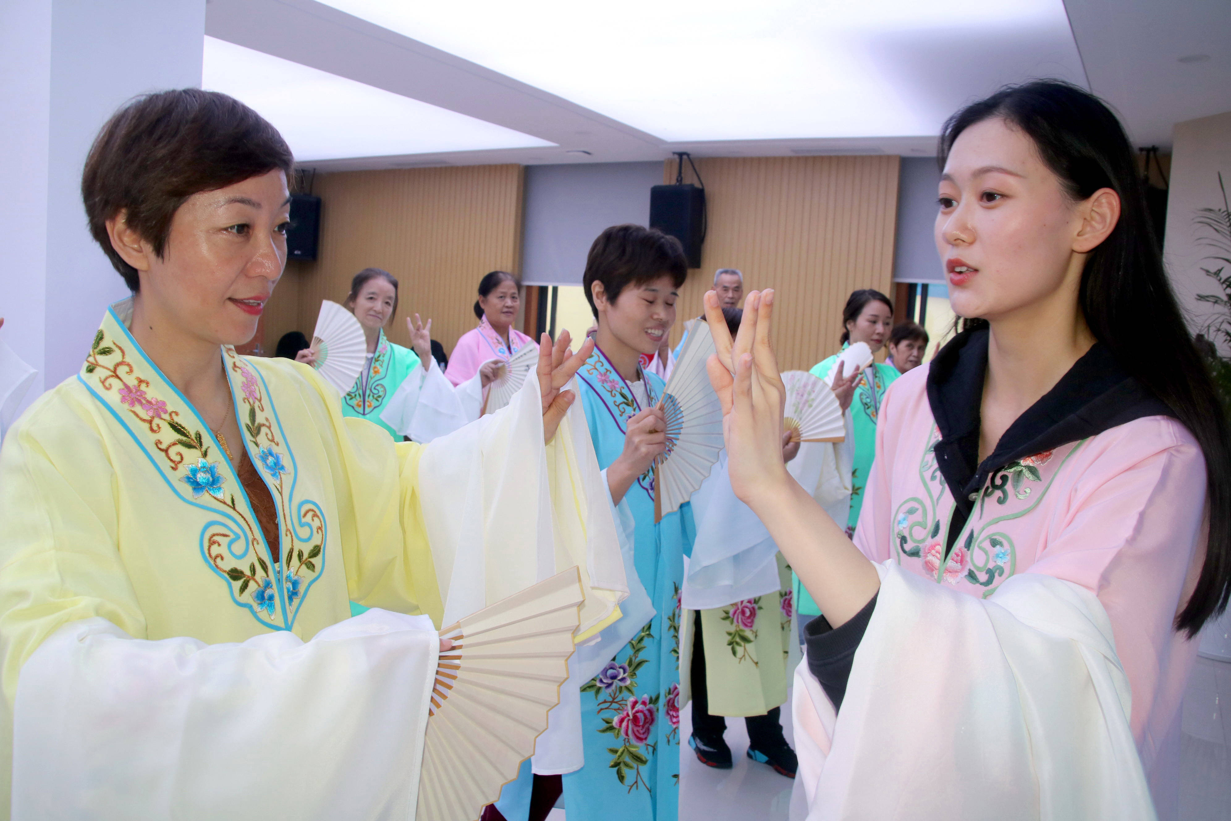 苏州学士社区和吴门扇艺联合开展学习昆曲艺术弘扬传统文化活动