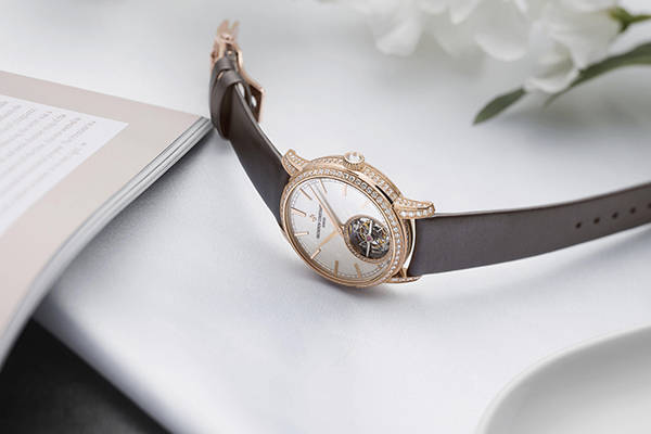 江诗丹顿|江诗丹顿Traditionnelle传袭系列推出品牌首款自动上链陀飞轮女士腕表