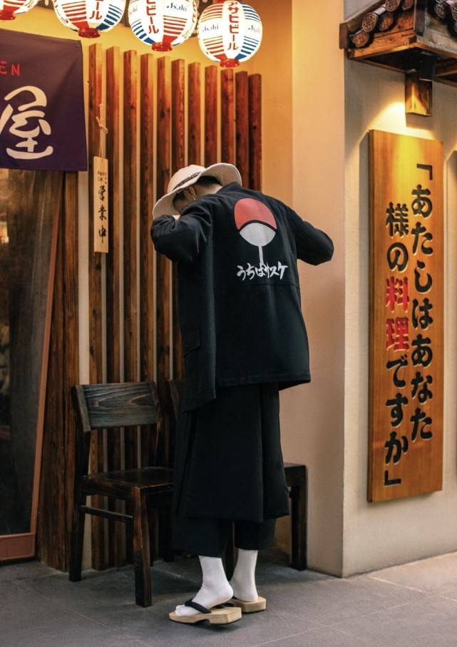 郑爽为知名品牌男装带货，拍照时反披外套姿势
