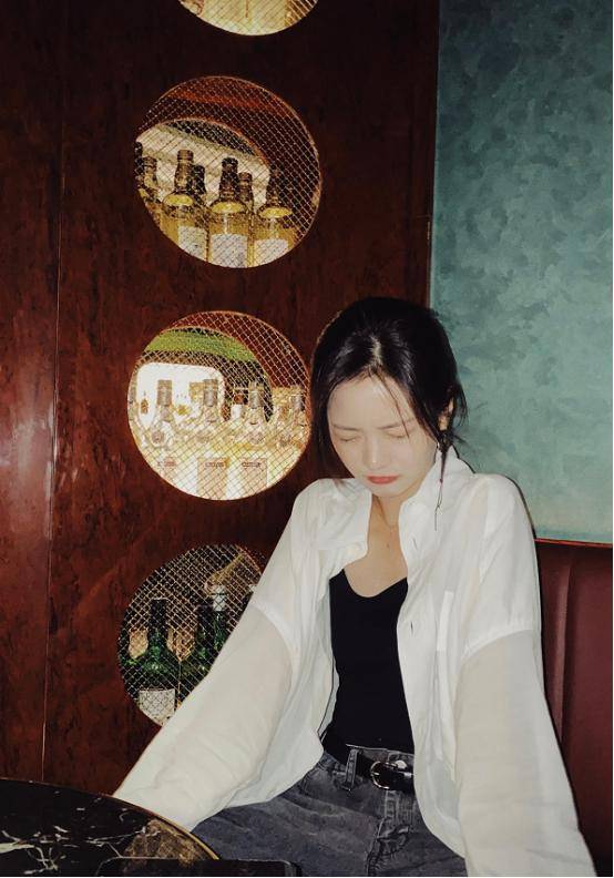 现实生活中的李庚希真像个小女人就算穿着朴素可看着却很妖娆