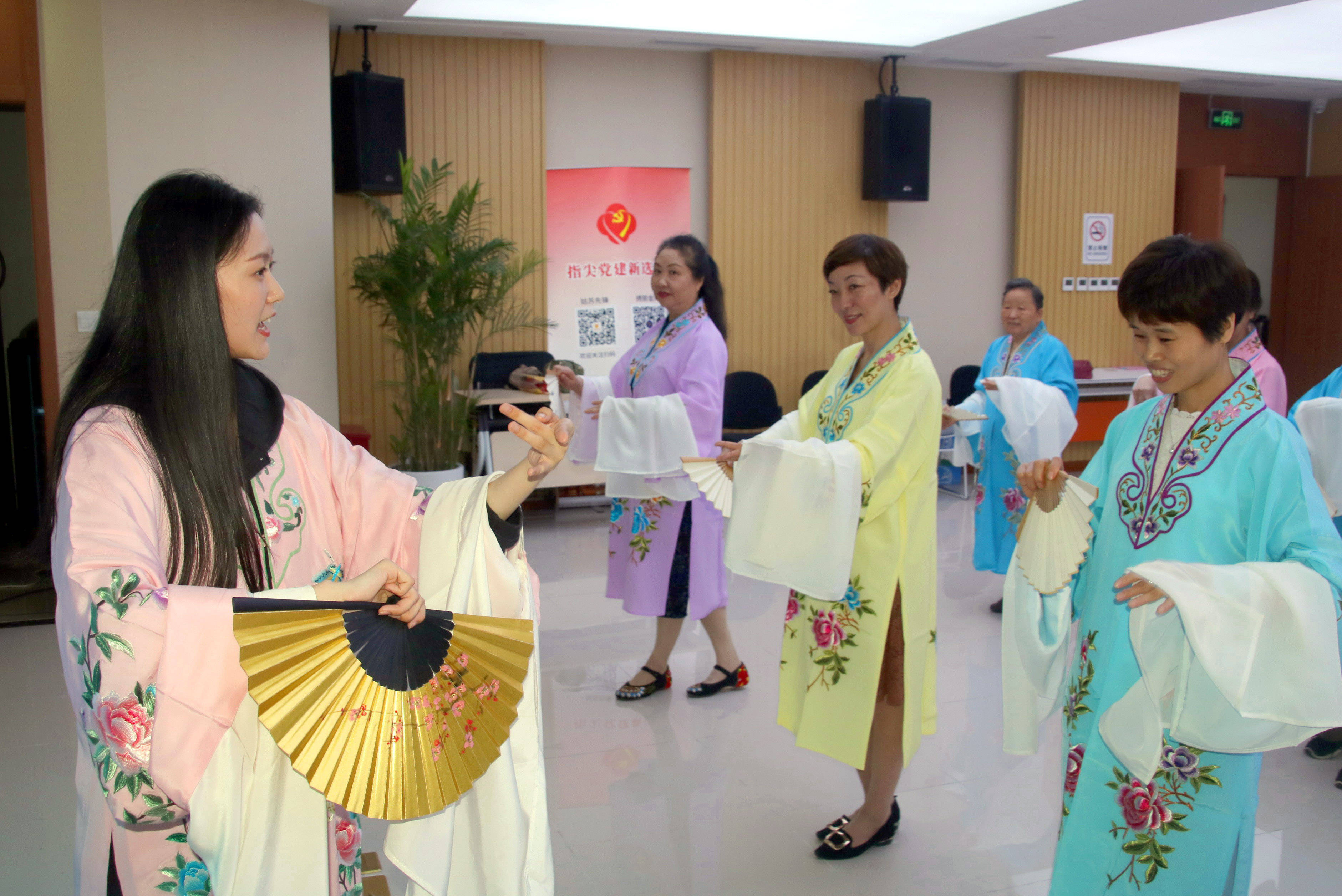 苏州学士社区和吴门扇艺联合开展学习昆曲艺术弘扬传统文化活动