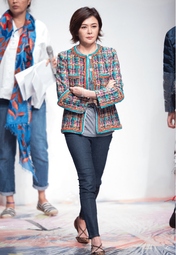 感觉|关之琳近照脸崩的好紧,但看着就是很假,58岁状态老的太真实了!