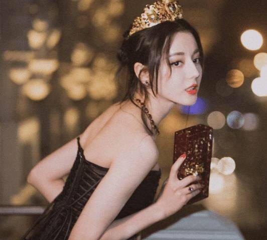 热巴未成名前性感戏曝光 动作表情太入戏 说好的清纯呢
