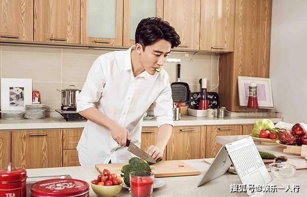 书法|带你参观黄轩的豪宅，在家会弹吉他练书法，生活太书香气息了