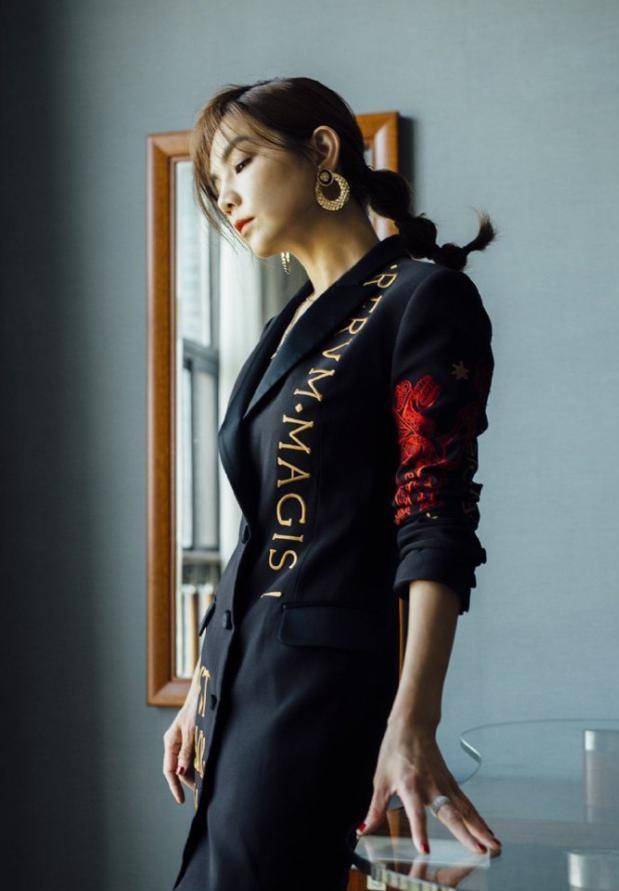 上半身|40岁Ella意外做手术太心疼！生病穿衣更大胆，深v大秀S线条