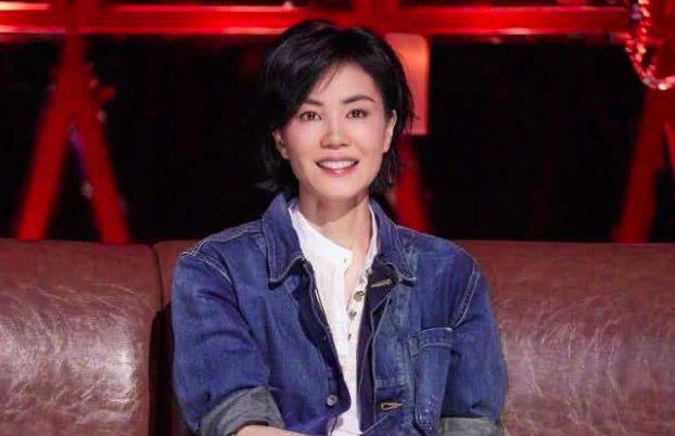 肋骨|51岁天后王菲最新广告大片出炉，瘦到胸前肋骨明显，还撞脸高圆圆