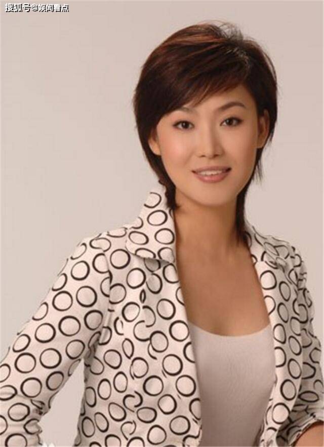 《新闻联播》女主播郑丽首次亮相,前同事赵普发微博否认是她老公
