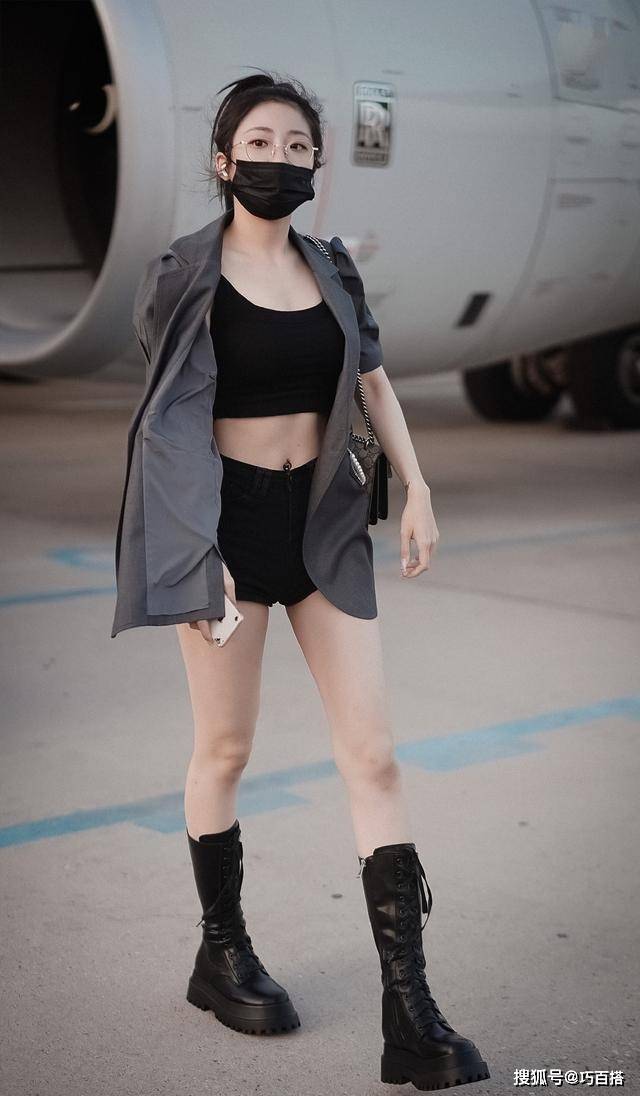 背心|我的天哪！喻言也太“攻”了吧，小背心+短裤+皮靴真是绝了