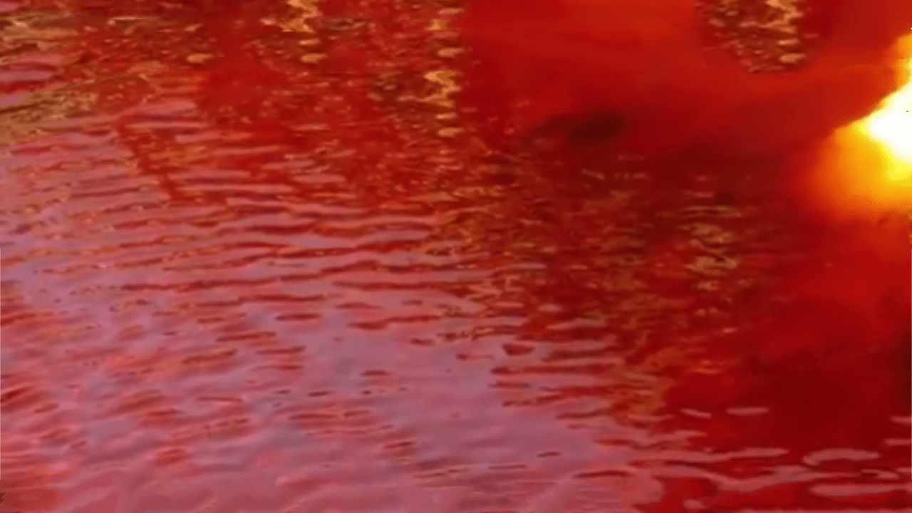 有着这样一条河流,当每次下雨的时候河水都会变成鲜血一样的红色,而且