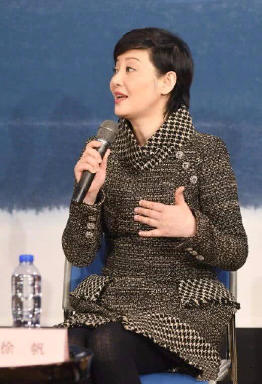 皱纹|徐帆老了双下巴明显，脸上皱纹也多了，但总比那些僵尸脸好看！