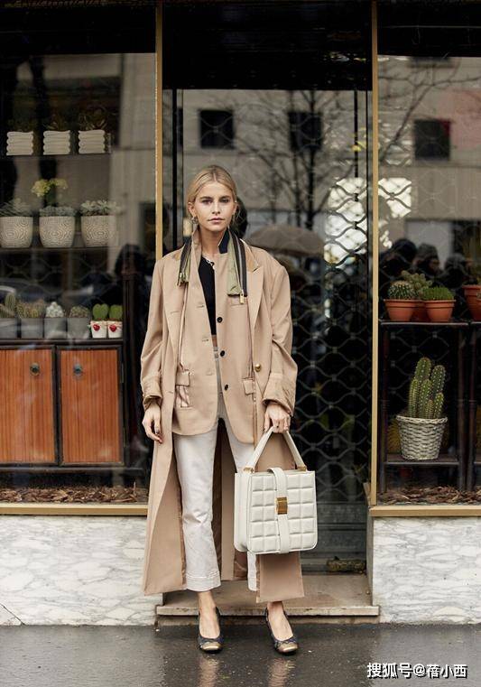 秋冬巨|驼色单品已out了!秋冬巨火的C位色叫“砂岩褐”,谁穿谁高级