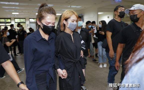 黄鸿升遗体被送往火葬场火化，杨丞琳和许玮甯