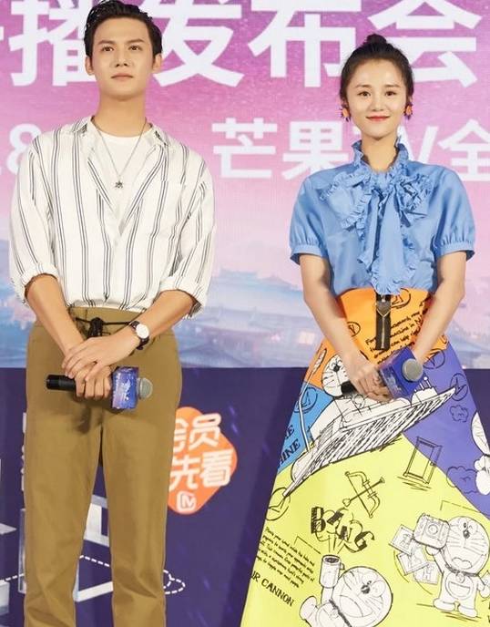 上衣|安悦溪这身穿搭绝了，蓝色上衣配涂鸦裙，一般人很难穿出少女样