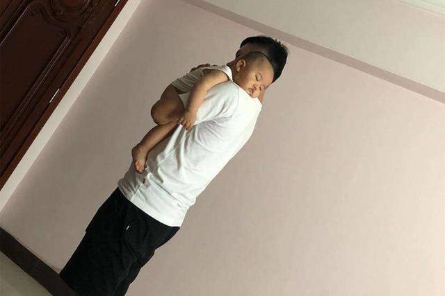睡觉时|睡觉时不要选择这种方式，不舒服还易生病天气转凉注意给娃保暖