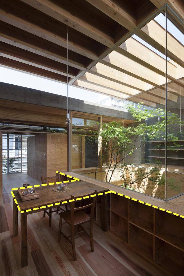 别墅的天井花园一定要用玻璃封起来四周再打一圈置物架更实用