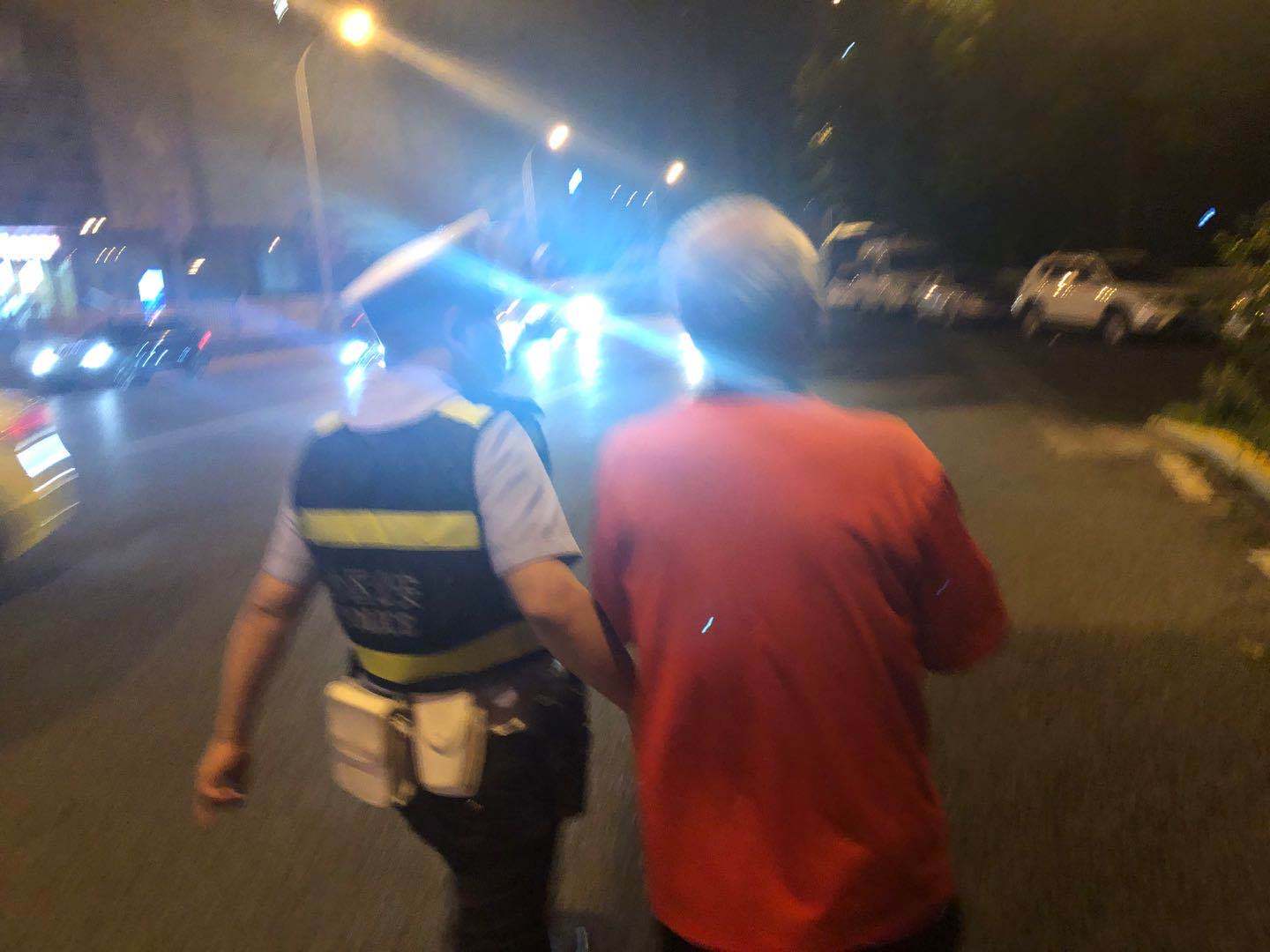七旬老人深夜迷路街头，民警热情帮助解民忧