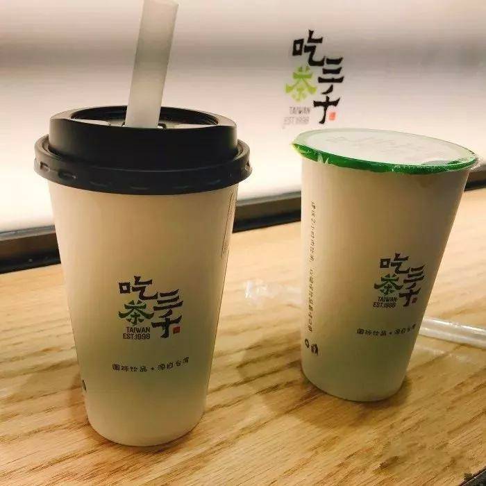 这几天"我想要秋天的第一杯奶茶"莫名其妙就火了,你的朋友圈,被刷屏了