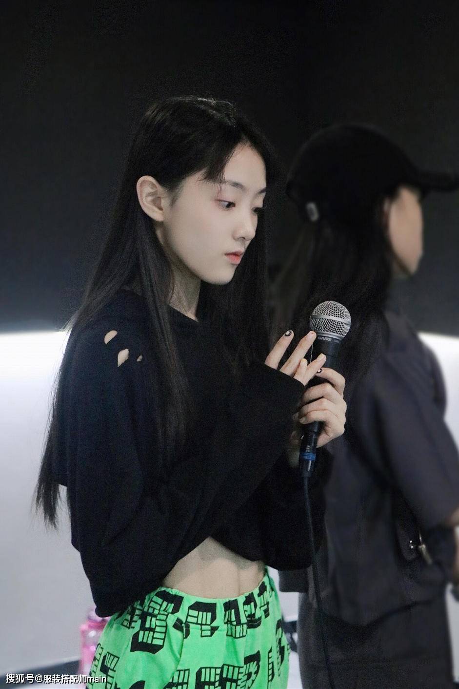 原创小戏骨白娘子长大了!14岁陶奕希肤白貌美,穿搭时髦大人都比不过
