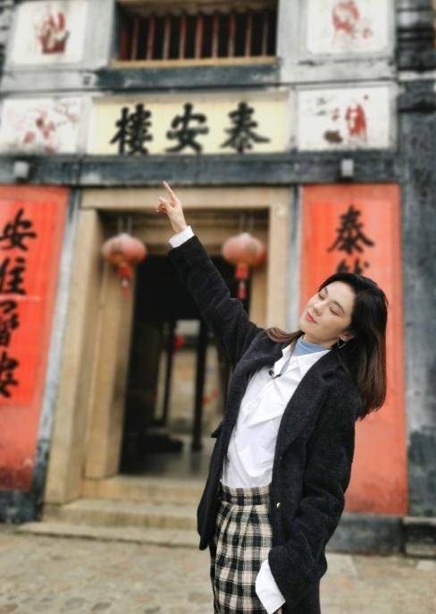 服装|郁可唯真挺摩登的，穿大号格子装，双眼柔情太容易让人陷进去