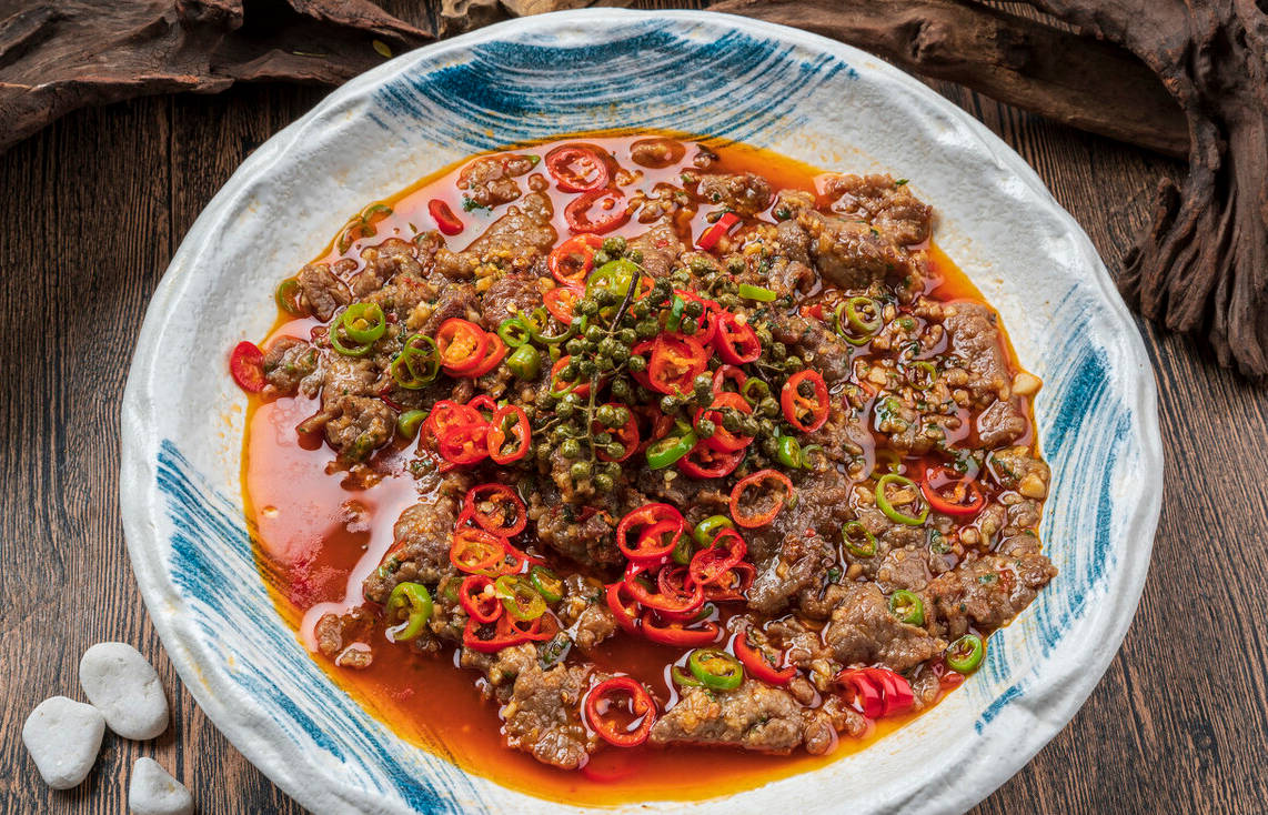 藤椒水煮牛肉,吃过就会对它念念不忘,学会它逢年过节在家做大餐