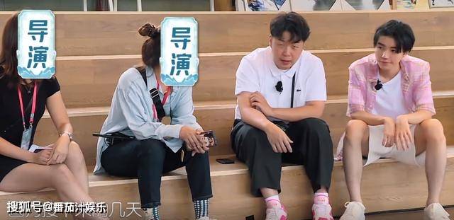 王俊凯喝白酒喊辣,减肥后的腿比赵丽颖还细