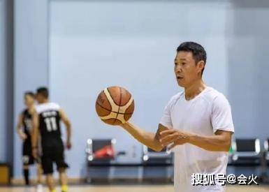 敞篷车|原创张丰毅开敞篷车现身，副驾驶坐短发女子，后座两只巨型犬抢眼