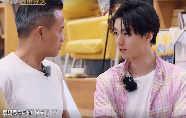 王俊凯喝白酒喊辣,减肥后的腿比赵丽颖还细
