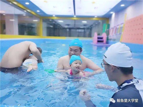 秋泳|秋天来了就不带孩子去游泳了吗？坚持秋泳对孩子成长益处多多！