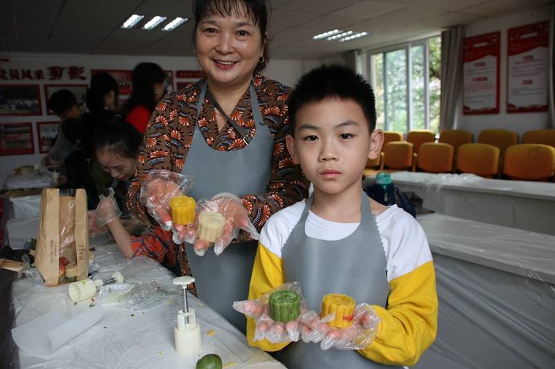 中秋|江津区几江街道桥南社区举行“情暖中秋·为爱出发” DIY主题活动