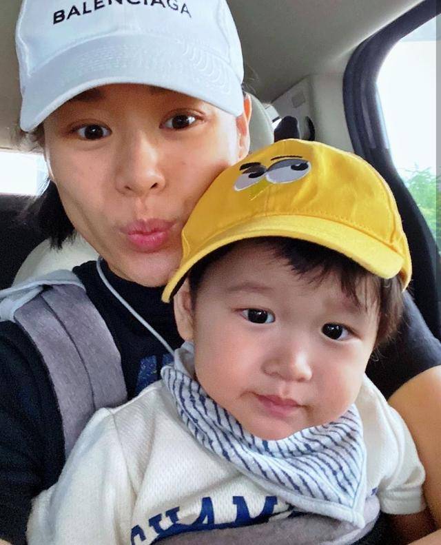 胡杏儿分享另类全家福,夫妻俩分居两地,一家四口每天视讯解相思_手机