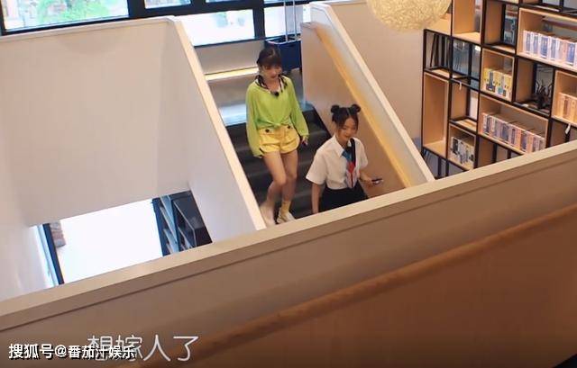 王俊凯喝白酒喊辣,减肥后的腿比赵丽颖还细
